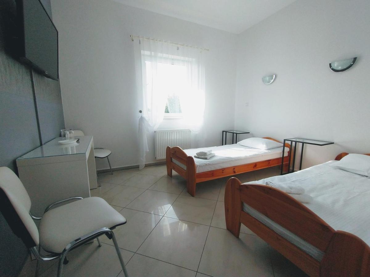 Zolta Walizka Gosciniec Hotel Podrzewie Exterior foto