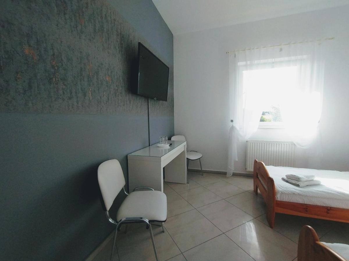 Zolta Walizka Gosciniec Hotel Podrzewie Exterior foto