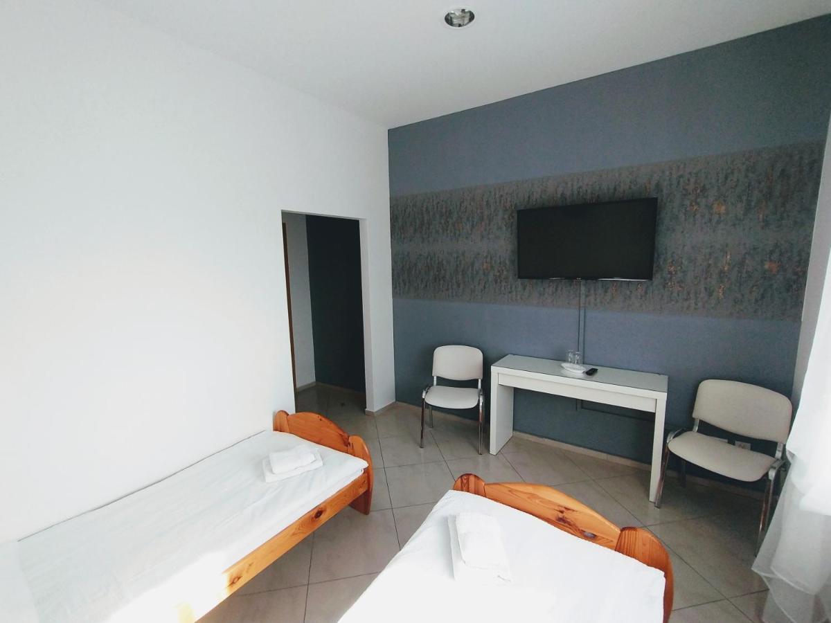 Zolta Walizka Gosciniec Hotel Podrzewie Exterior foto