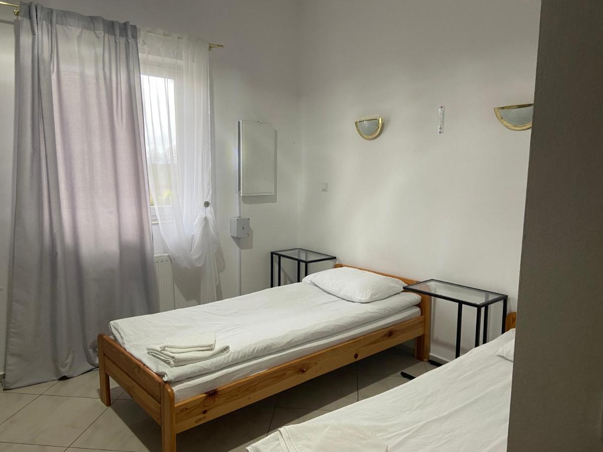 Zolta Walizka Gosciniec Hotel Podrzewie Exterior foto