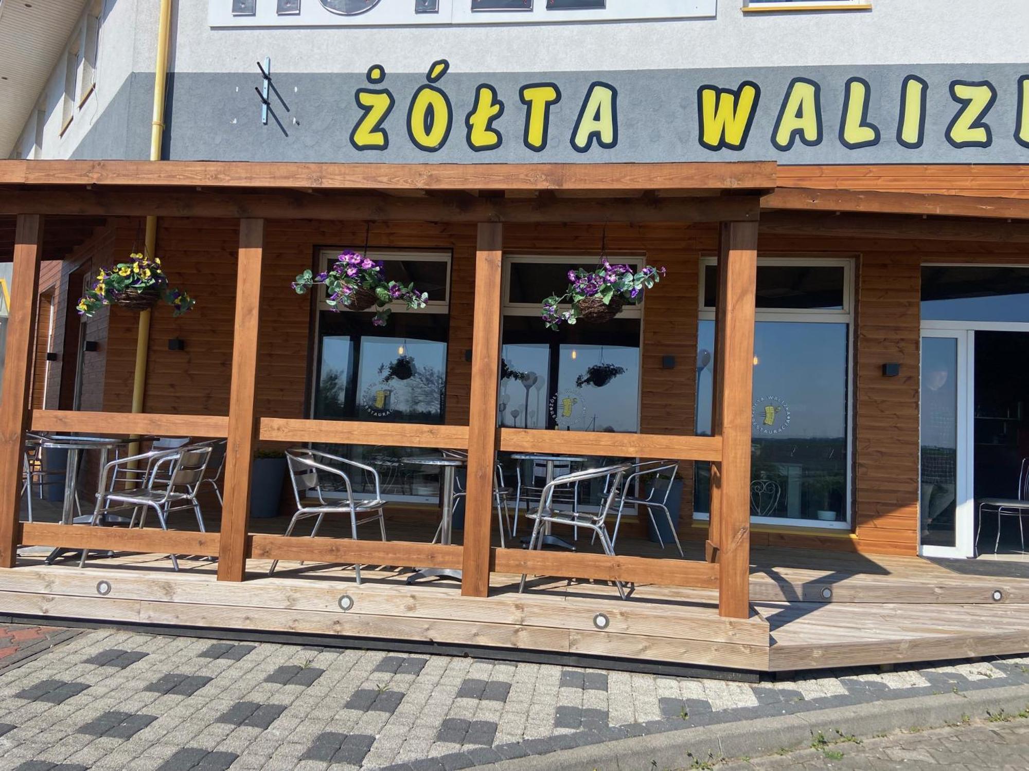 Zolta Walizka Gosciniec Hotel Podrzewie Exterior foto